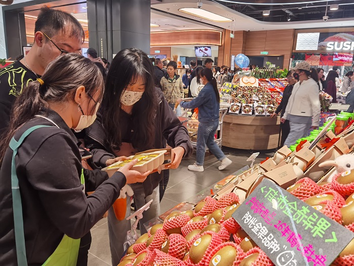 兰州第一家ole精品超市开业，佳沛新西兰奇异果新鲜上架吸引众多目光.jpg